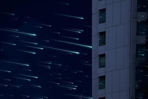 pioggia di meteoriti sul cielo notturno nuvola scura finestra di riflessione dell'edificio foto