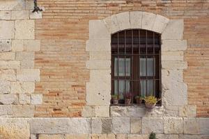 primo piano di una finestra sul muro uruena, valladolid, castilla y leon foto