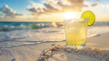 ai generato un' raffreddato Margherita cocktail con un' fetta di lime si siede su il sabbioso riva di un' illuminata dal sole spiaggia. foto