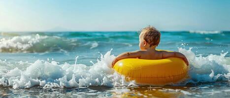 ai generato un' giovane bambino galleggia nel il oceano onde utilizzando un' luminosa giallo gonfiabile squillare su un' soleggiato giorno. foto