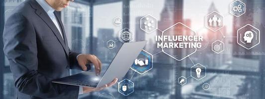 l'uomo fa clic sull'iscrizione influencer marketing foto