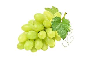 grappolo d'uva verde con foglie solated su sfondo bianco