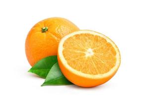 frutta arancione tagliata a metà e foglie verdi isolate su sfondo bianco foto