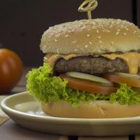 ai generato fresco gustoso hamburger con fritte carne, formaggio, lattuga e pomodori. ai generato. foto