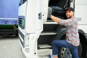 caucasico maschio camion autista passo su di veicolo a riposo fermare. foto