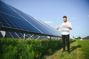 solare energia pianta. ingegnere su un' sfondo di fotovoltaico pannelli. scienza solare energia foto