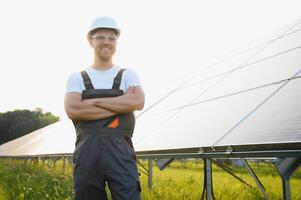 maschio lavoratore nel uniforme all'aperto con solare batterie a soleggiato giorno. foto