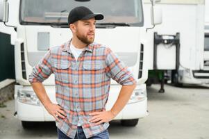 ritratto di fiducioso camion autista su parcheggio lotto guardare a telecamera. copia spazio. foto