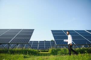 solare energia pianta. ingegnere su un' sfondo di fotovoltaico pannelli. scienza solare energia foto