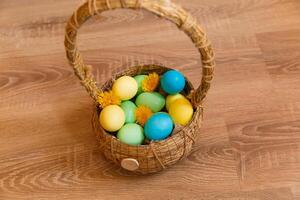 dipingere uova per Pasqua, luminosa Pasqua vacanza, bambini dipingere uova, colorato uova nel un' cestino, colorato uova su un' In piedi, vacanza sfondo foto