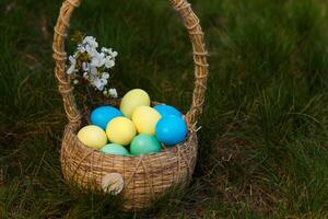 dipingere uova per Pasqua, luminosa Pasqua vacanza, bambini dipingere uova, colorato uova nel un' cestino, colorato uova su un' In piedi, vacanza sfondo foto