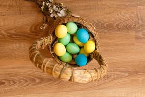 dipingere uova per Pasqua, luminosa Pasqua vacanza, bambini dipingere uova, colorato uova nel un' cestino, colorato uova su un' In piedi, vacanza sfondo foto