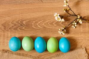 dipingere uova per Pasqua, luminosa Pasqua vacanza, bambini dipingere uova, colorato uova nel un' cestino, colorato uova su un' In piedi, vacanza sfondo foto