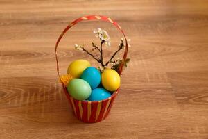 dipingere uova per Pasqua, luminosa Pasqua vacanza, bambini dipingere uova, colorato uova nel un' cestino, colorato uova su un' In piedi, vacanza sfondo foto