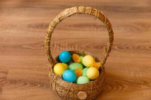 dipingere uova per Pasqua, luminosa Pasqua vacanza, bambini dipingere uova, colorato uova nel un' cestino, colorato uova su un' In piedi, vacanza sfondo foto