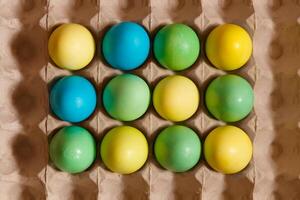 dipingere uova per Pasqua, luminosa Pasqua vacanza, bambini dipingere uova, colorato uova nel un' cestino, colorato uova su un' In piedi, vacanza sfondo foto