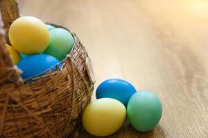 dipingere uova per Pasqua, luminosa Pasqua vacanza, bambini dipingere uova, colorato uova nel un' cestino, colorato uova su un' In piedi, vacanza sfondo foto