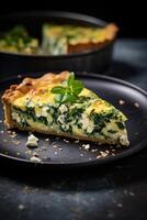 ai generato avvicinamento spinaci feta quiche su un' nero piatto foto