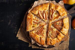 galette con Pera e blu formaggio immerso nel Miele. salutare mangiare. superiore Visualizza foto