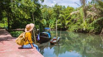 natura di viaggio donna asiatica. viaggio relax.una foto in barca. seduto a guardare la bellissima natura a tha pom-klong-song-nam. krabi, in thailandia.