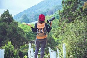 le donne viaggiano fotografia educazione alla natura. natura relax studio leggere un libro. al parco pubblico in estate. in Thailandia foto