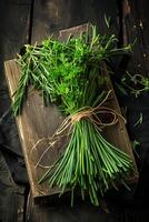 ai generato mazzo di fresco verde erbe aromatiche su di legno taglio tavola foto