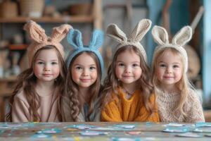 ai generato quattro carino poco ragazze siamo seduta a il tavolo nel il Pasqua decorazioni foto