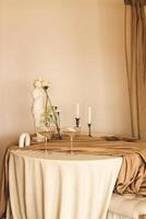 elegante romantico tavolo ambientazione nel il interno con bicchieri e candele. foto