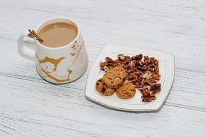 salutare prima colazione avena il giro muesli con noccioline su un' piatto e caffè, seme biscotti. foto