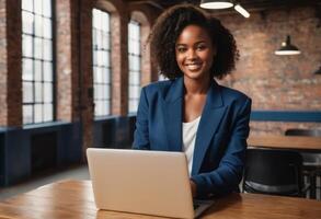 ai generato fiducioso donna Lavorando su il computer portatile nel un urbano ufficio. moderno spazio con un' miscela di tradizione e stile. foto