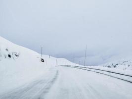 guidando attraverso la strada innevata e il paesaggio in norvegia. foto