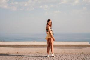 donna estate danza. silhouette di un' contento donna chi balli, gira e solleva sua mani per il cielo. un' giocoso giovane donna gode sua contento momento danza nel il raggi di il d'oro sole. foto