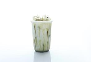 ghiacciato matcha latte tè su bianca sfondo foto
