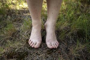 donna di piedi nel il erba foto