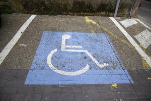 Disabilitato cartello su il asfalto foto
