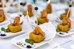 ristorazione Servizi sfondo con spuntini e cibo nel ristorante. bianca tavolo e bianca piatti. colorato Antipasti. foto