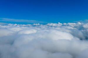 leggero nuvole visto a partire dal aereo. blu infinito cielo sopra soffice nuvole. foto