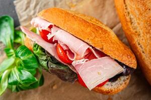 Sandwich prosciutto, pomodoro, verde lattuga salutare mangiare cucinando aperitivo pasto cibo merenda su il tavolo copia spazio cibo sfondo rustico superiore Visualizza foto