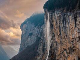 bellissimo aereo Visualizza di il staubbach cascate nel Svizzera. magico panoramico aereo Visualizza. foto