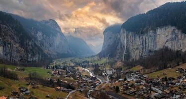 bellissimo aereo Visualizza di il staubbach cascate nel Svizzera. magico panoramico aereo Visualizza. foto