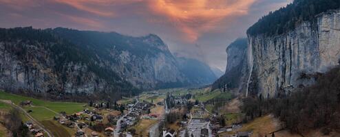 bellissimo aereo Visualizza di il staubbach cascate nel Svizzera. magico panoramico aereo Visualizza. foto