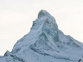 maestoso Cervino montagna a alba, su il Svizzera Italia confine. foto