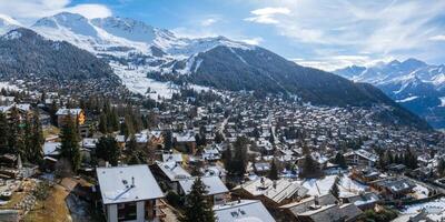 aereo Visualizza di verbier, svizzero Alpi neve coperto chalet e sciare versante foto