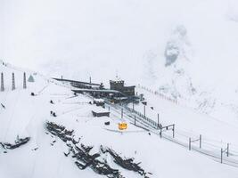 aereo Visualizza di nevoso Zermatt treno stazione con giallo macchina, Svizzera foto