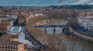 aereo Visualizza di Roma a alba, con il iconico ponte al di sopra di il tevere fiume foto