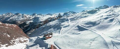 aereo Visualizza di Zermatt sciare ricorrere, svizzero Alpi con gornergrat ferrovia nel inverno foto