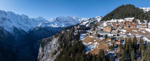 panoramico aereo Visualizza di Murren, Svizzera alpino cittadina in mezzo neve capped picchi foto