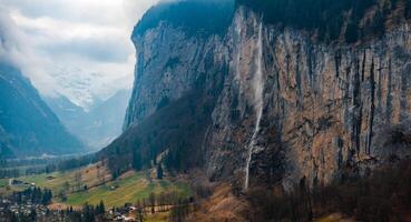 aereo Visualizza di Murren, Svizzera scogliera cittadina nel lussureggiante valle e Alpi foto