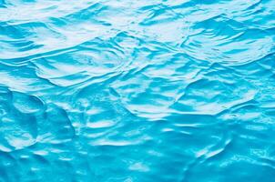 ai generato blu acqua nel il piscina. mare acqua. oceano acqua. estate. salvaschermo foto