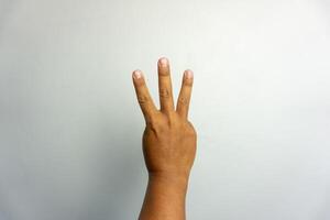 numero 3 mano cartello isolato su bianca. puntamento il dito. uomo mano numero tre gesto foto
